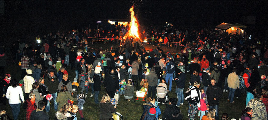 Volles Haus beim Martinsfeuer