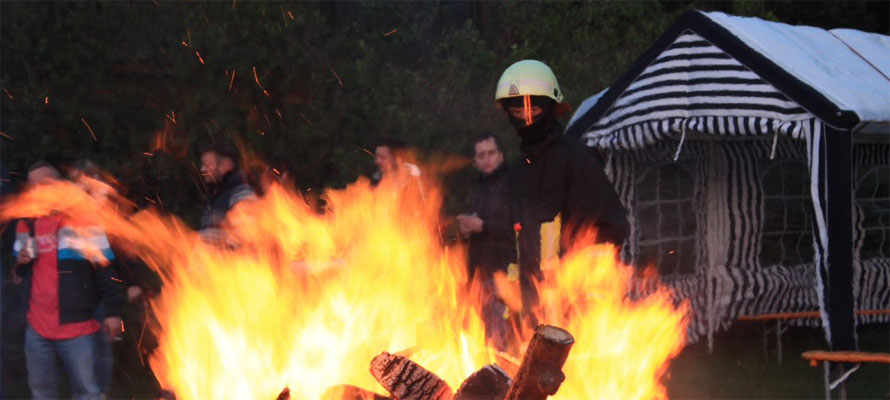 Gäste beim Osterfeuer trotzen dem Wetter