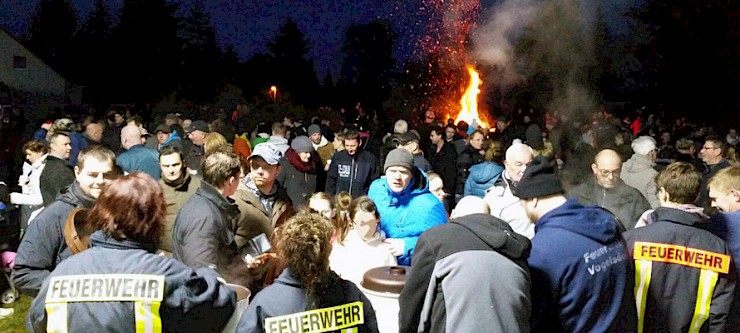 Neujahrsfeuer in Vogelsdorf bei milden Temperaturen